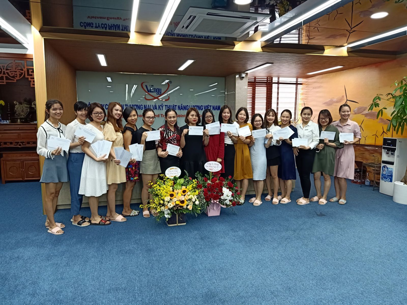 Ảnh: Chị em phấn khởi khi được sự quan tâm của Ban lãnh đạo công ty.